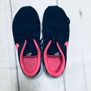 Nike girls 4.5 pink and black sneakers